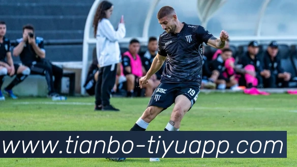 布克拼尽全力砍下38分5助攻但球队仍难逃失利命运