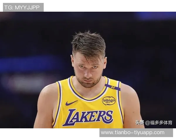 东契奇上半场狂砍32分詹姆斯无奈在替补席打哈欠观战 东契奇上半场狂砍32分詹姆斯无奈在替补席打哈欠观战