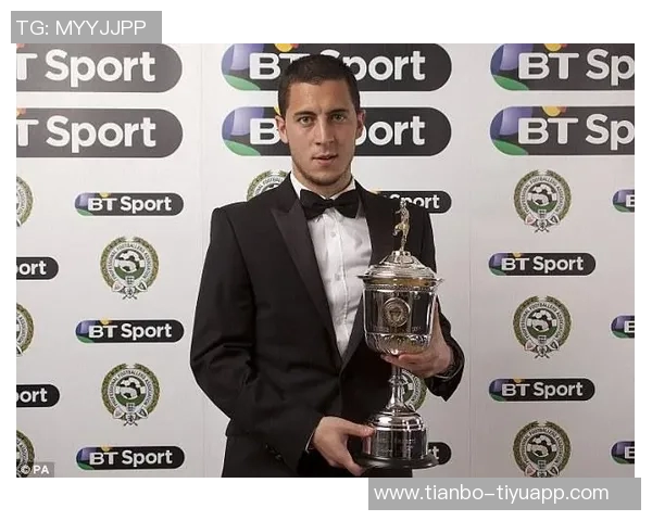 帕尔默荣获PFA年度最佳球员奖杯照片曝光引发热议